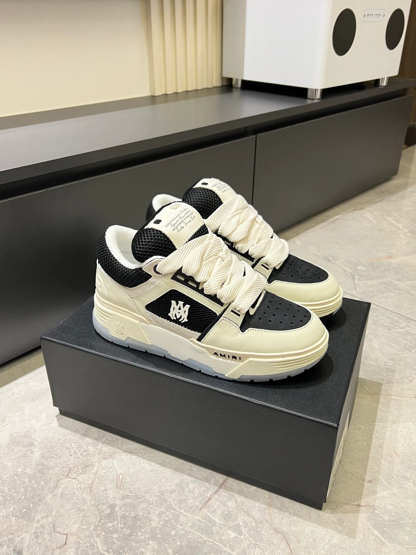Men's shoes 💰p680 [AMIRI] 2025 spring and summer series new sneakers, new 🆕 bread shoes, bread shoes have a very special big tongue design, thickened outsole, rounded toe, oversized rubber sole and perforated star details, whoever wears them will look better! The appearance is responsible, the feet are retro and handsome! Size: 38-45